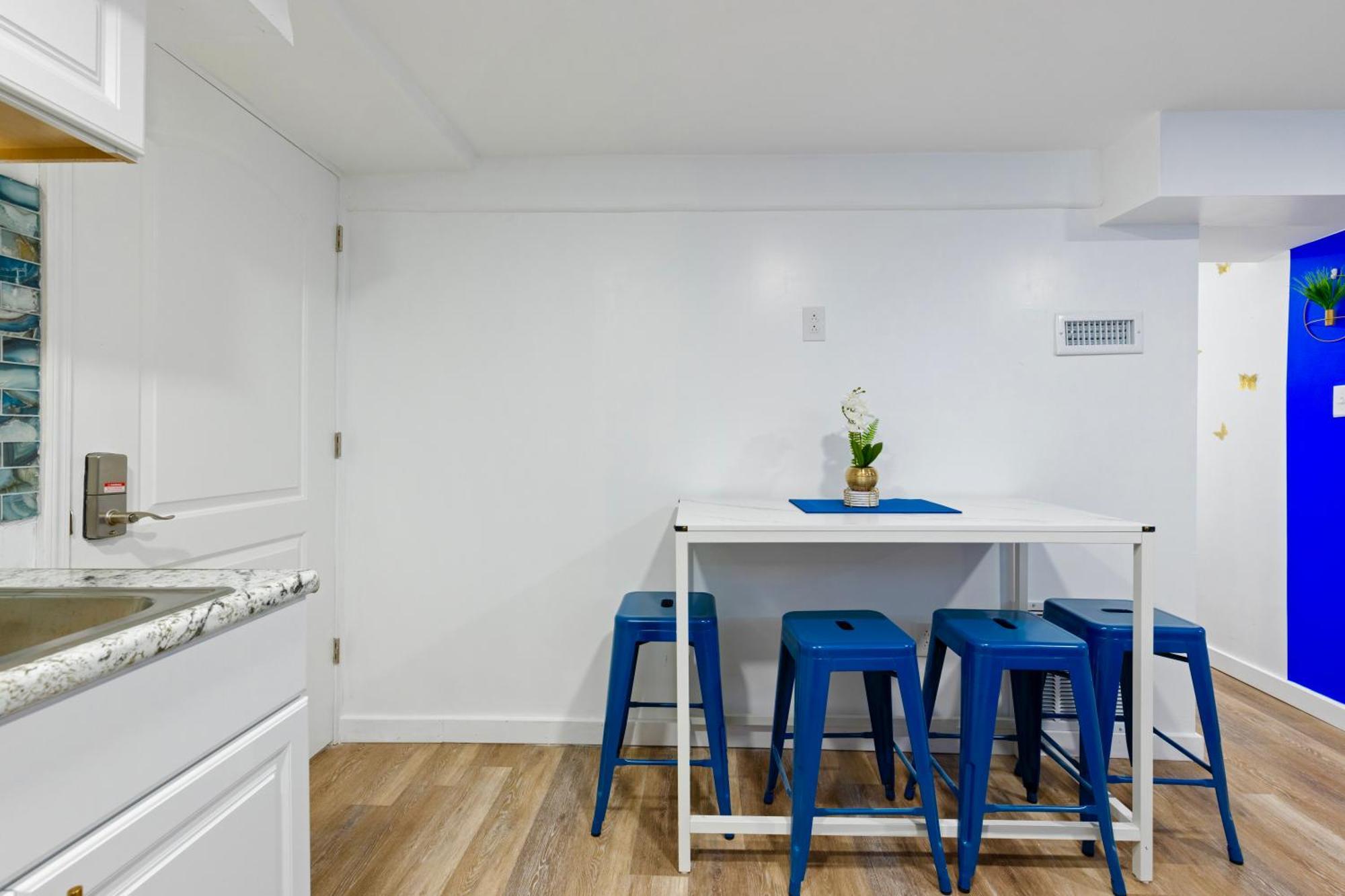 The Sapphire Haven - Your Old Brooklyn Oasis Awaits Families, Couples, Business Travelers Near Downtown With Parking, 300 Mb Wifi & Self Check-In Cleveland Extérieur photo